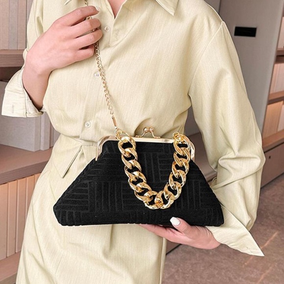 Chic Chain Kiss Lock Bag - Picture 2 of 3